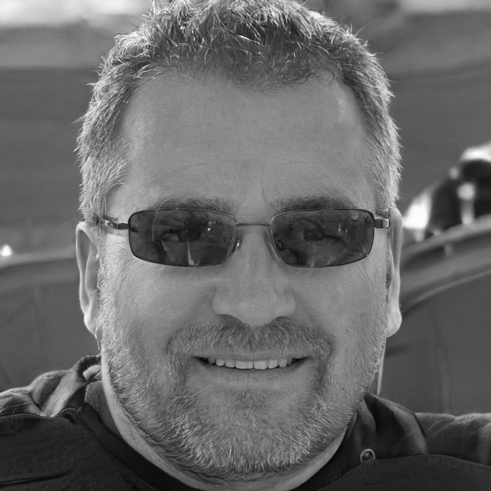 Retrato profesional de Aurelio Mendoza